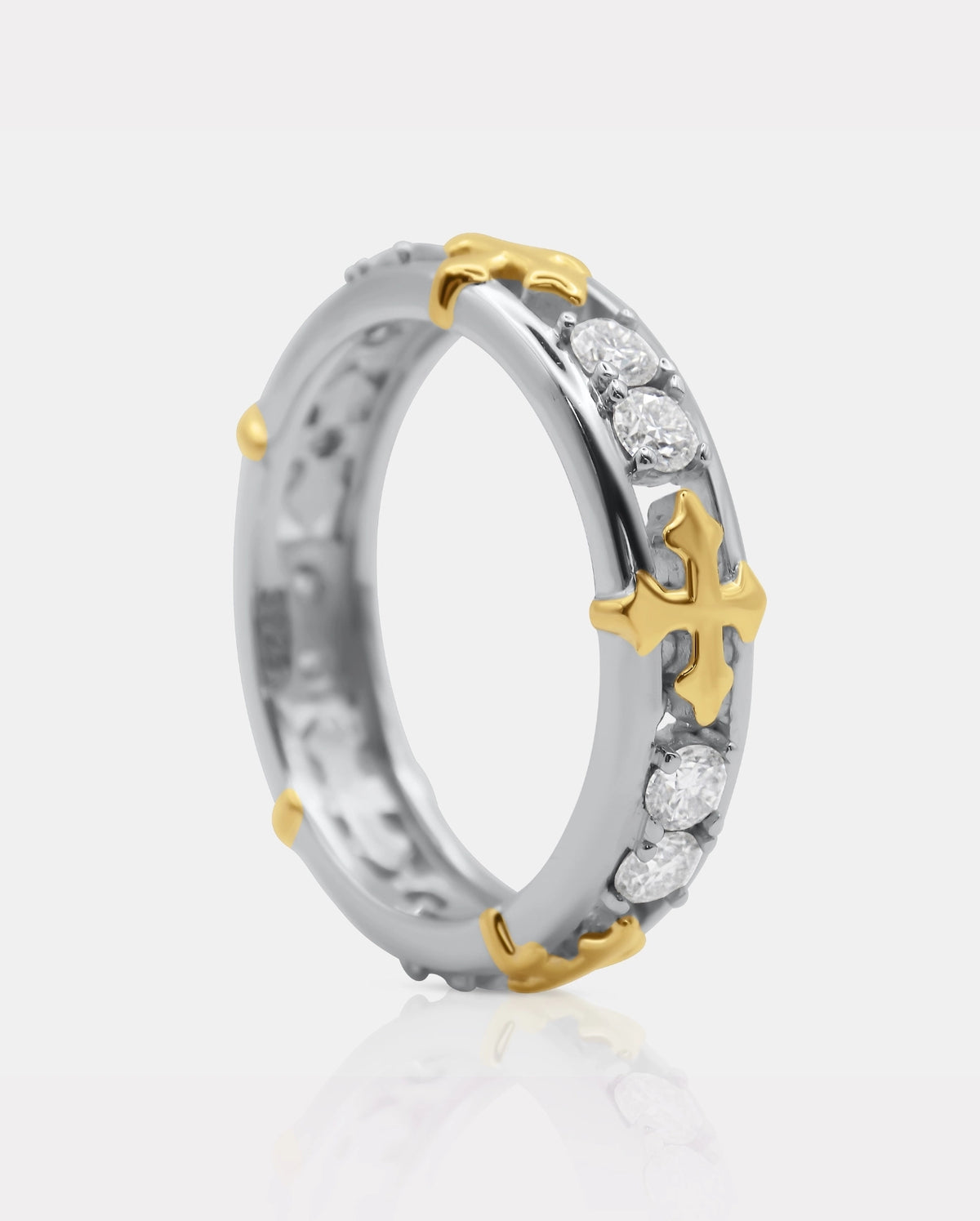 Angled side view of the SÝZEVXIS 925 silver ring with round-cut moissanite stones and gold-tone cross motifs — AETHER